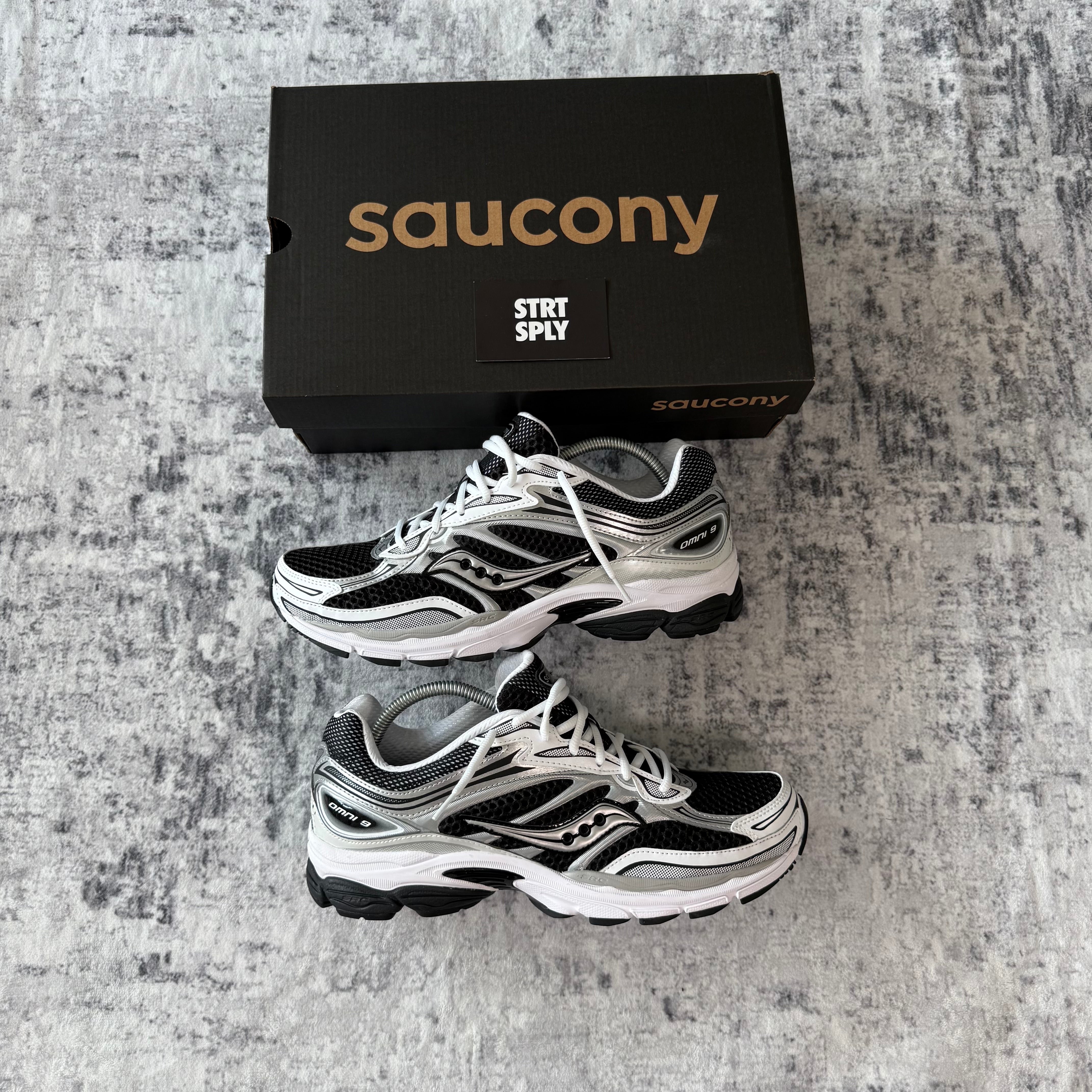 Saucony ProGrid Omni 9 - Black / White